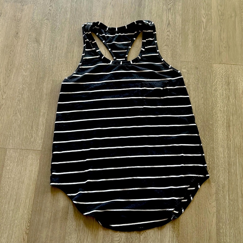 LULULEMON 8 razorback tank top gray and white strips with front pocket